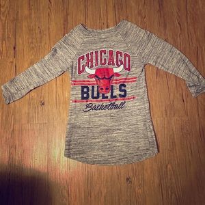 3/4 quarter sleeve Chicago Bulls shirt.